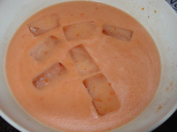 Já com a água, azeite, vinagre e uns cubos de gelo para refrescar mais rapidamente