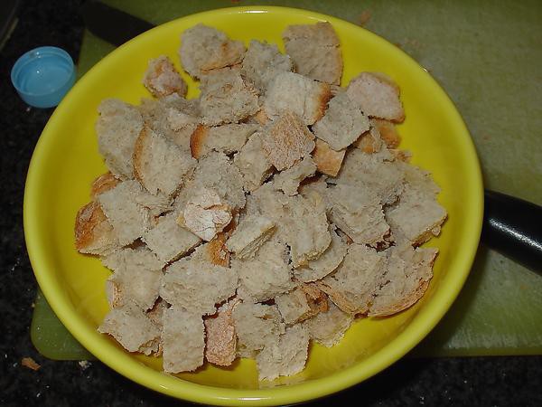 O pão cortado em pequenos cubos