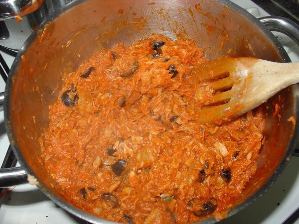 Com as azeitonas, natas, atum, oregãos e pimenta