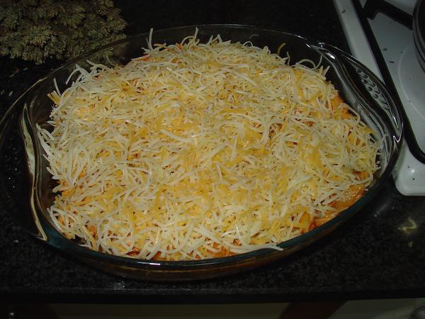 Na travessa com o queijo ralado pronto a gratinar